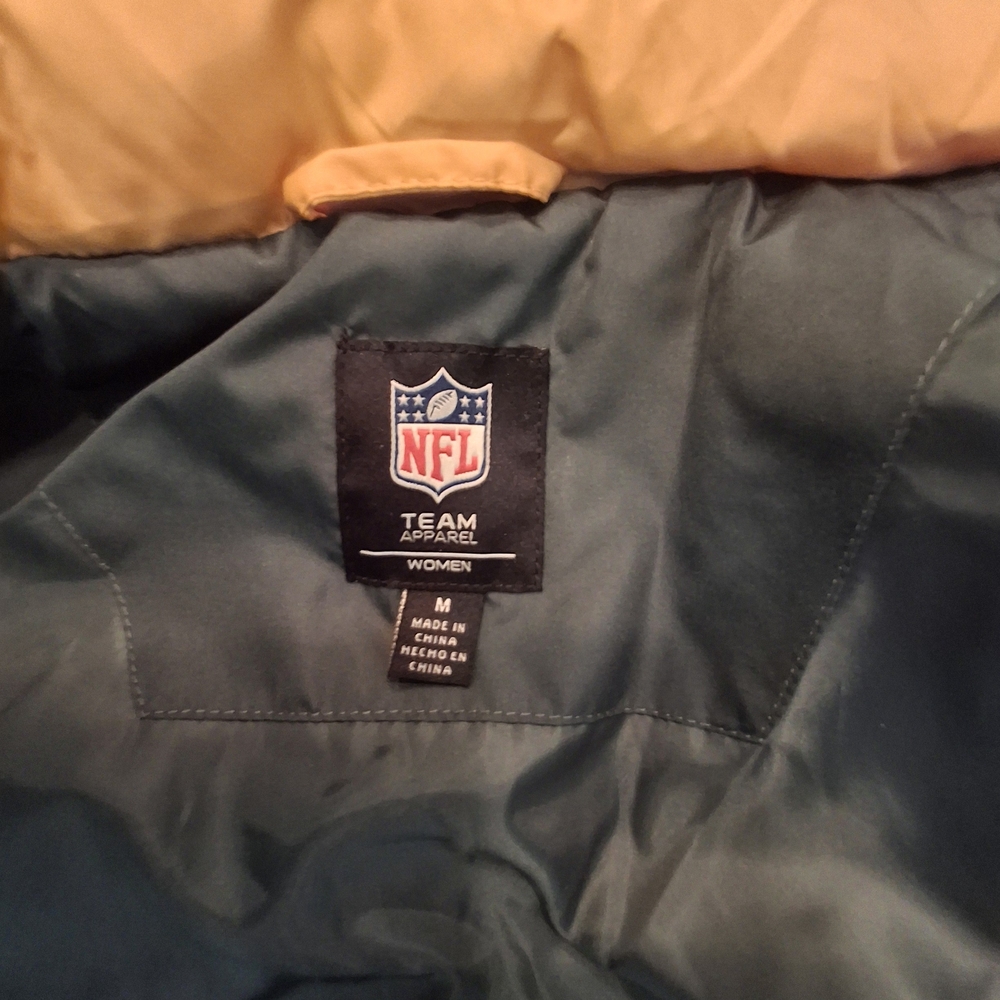 NFL Green Bay Packers Team Vest with Yellow and Dark Green Colors - Picture 9 of 10